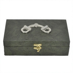 Souvenir et autres cadeaux représentant boîte en cuir véritable boîte équestre de qualité exclusive avec poignée en mors de cheval sur le dessus - Product Image 1