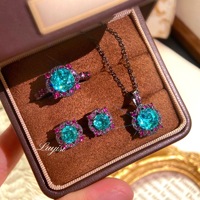 Ensemble de bijoux fantaisie pour femme : Collier pendentif bleu marine à huit points taillés en forme de rose, boucles d'oreilles rondes en cuivre plaqué or noir et bague ouverte - Vente en gros