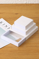 Boîte à bijoux rectangulaire flottante en film PE anti-rayures avec doublure en carton, boîte de présentation de luxe pour montres et bijoux, garde l'élégance et la sécurité des objets.