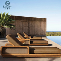 Chaise longue de jardin en teck de luxe moderne, résistante aux intempéries, avec coussins