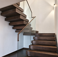 Escalier suspendu en bois sur mesure avec marches en bois empilées, garde-corps en verre et main courante en bois – Escalier intérieur moderne pour résidence