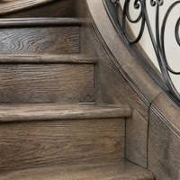 Escalier en colimaçon courbé sur mesure pour villa haut de gamme avec marches en bois massif et rampes en métal