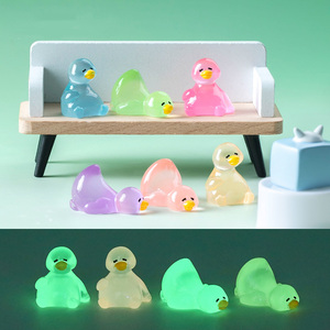 Miniaturas de Patos Perezosos que Brillan en <span class=keywords><strong>la</strong></span> Oscuridad, Figuras de Patos de Resina Luminosas para Jardín de Hadas, Casa de Muñecas, Acuario y Manualidades Decorativas - Product Image 1