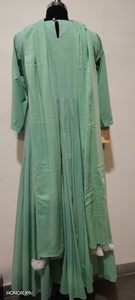 Ensemble Kurti Duppata long en coton pur avec broderie ethnique verte pour femmes, à porter lors de fêtes et de cérémonies familiales - Product Image 3