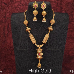 Ensemble de collier exquis en or avec pendentif cylindrique complexe et accents rubis parfait pour les occasions spéciales - Product Image 1