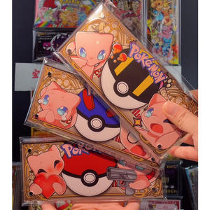 Magnete da Frigo in Acrilico Trasparente con Design Nuovo Stile Banconote Dollari USA, Gioco da Tavolo Pokémon Booster Box Regalo Pikachu - Product Image 1