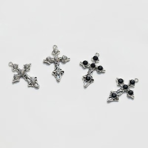 Pendentif croix en alliage plaqué zinc pour la fabrication de colliers, croix en diamant blanc K, croix en diamant noir K, croix en diamant blanc K, Jinhua Automne 2024 - Product Image 2