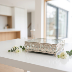 Boîte de rangement pour bijoux en métal nickelé avec couvercle en verre pour la décoration et le rangement à domicile - Product Image 1