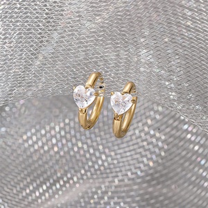 Boucles d'oreilles créoles plaquées or 18 carats avec pendentif cœur en zircon en acier inoxydable délicat - Product Image 2