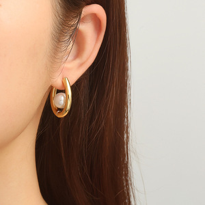 Pendientes de Perlas en Forma de U |   Aro de Acero Inoxidable Chapado en Oro PVD de 18K para Mujer |   Impermeable, Hipoalergénico y Resistente a la Decoloración - Product Image 3