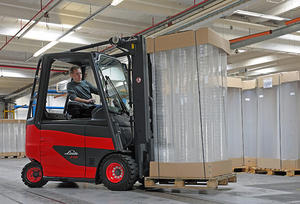 Linde Forklift 388 Series 3.5-5t Joystick Integrated Into the Armrest Battery Counterbalanced Forklift Truck E35/40/45/50H - Product Image 2