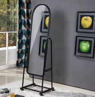 Miroir sur pied arqué mobile avec roulettes, idéal pour les salons et les chambres.