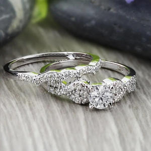 Anello di Fidanzamento da Donna in Oro Bianco con Diamante Taglio Brillante Rotondo Colore G Naturale e Pietre Laterali - Product Image 1