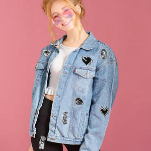 パンク風白黒ポリエステル糸刺繍ワッペン、衣類やバッグの装飾用、愛のナイフとスカルのデザイン入り - Product Image 3