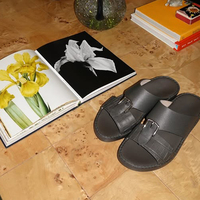 Sandales de luxe italiennes en cuir véritable SHIKOL avec pièces métalliques personnalisées – Fabricant de chaussures arabes, pantoufles pour les vacances à la plage du Golfe