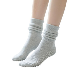 Chaussettes de luxe blanches antidérapantes confortables avec grip, emballage gratuit, service ODM, best-seller, stock limité - Product Image 3