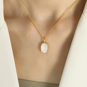 สร้อยคอจี้โซลิแทร์ทรงเรขาคณิตประดับมุกเปลือกหอยชุบทองสำหรับใส่ทุกวันแบบฝังขอบ - Product Image 4