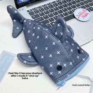 Astuccio in Tessuto a Forma di Squalo Piccolo e Carino, Grande Capacità, Multifunzionale, di Alta Qualità, per Scuola, Ufficio e Studenti - Product Image 1