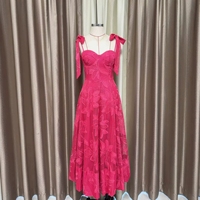 Robe de soirée élégante pour femmes, en dentelle et jacquard, avec bustier et jupe évasée, dos nu et bretelles fines, idéale pour les fêtes.