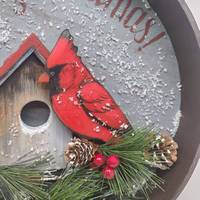 Plaque murale rustique en bois ronde Joyeux Noël avec oiseau cardinal rouge, cône de pin et baies pour porte d'entrée de ferme