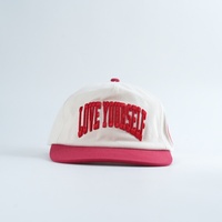 Casquette de baseball non structurée 5 panneaux rétro 2026 avec logo personnalisé « LOVE YOURSELF » broderie 3D en relief, coloris crème et rouge, vente en gros