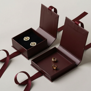 Caja de Almacenamiento de Joyería de Cartón Ecológico Cuadrada Color Vino Tinto con Logotipo Personalizado, Forro de Esponja Negra para Aretes, Anillos, Pulseras y Colgantes - Product Image 3