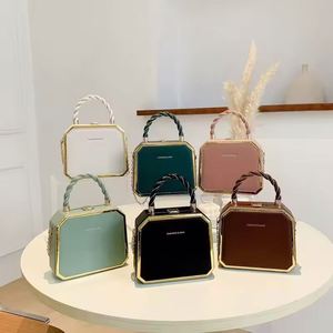 Sac bandoulière élégant à strass avec poignée en métal et pendentif style collier en promotion - Product Image 1