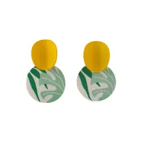 Orecchini a bottone fatti a mano astratti orecchini rotondi colorati in Terracotta con dichiarazione a contrasto accettano orecchini in argilla personalizzati per le donne