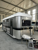 Remorque pour chevaux de haute qualité 3HAL-L900, chargement incliné, avec porte de caravane couleur personnalisée et moustiquaire.