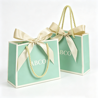 Sac en papier kraft écologique imprimé avec logo personnalisé, poignées torsadées, matériaux recyclés, biodégradable, couleurs rose et blanc