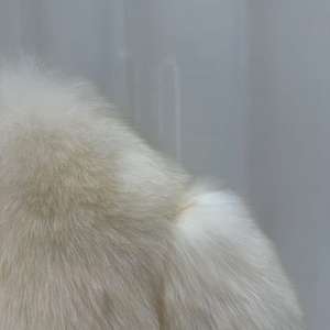 Grazioso Cappotto Corto con Colletto di Mirtillo, Colore <span class=keywords><strong>Beige</strong></span> Chiaro, Cappotto in Pelliccia di Volpe Personalizzato per Donne - Product Image 4