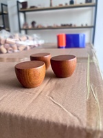 Tapa cónica de madera de Fresno personalizada al por mayor, tapa para botella cosmética ecológica de tamaño de cuello 15