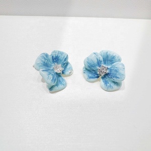 Venta al por mayor de pendientes pequeños de plata 925 con gemas, pendientes de moda para mujer, oro de 14k y 18k, pendientes coreanos de verano con flores de esmalte coloridas. - Product Image 5