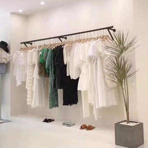 Semplice moderno appendiabiti al dettaglio negozio di abbigliamento nero a parete tubo appendiabiti per negozio di abbigliamento - Product Image 1