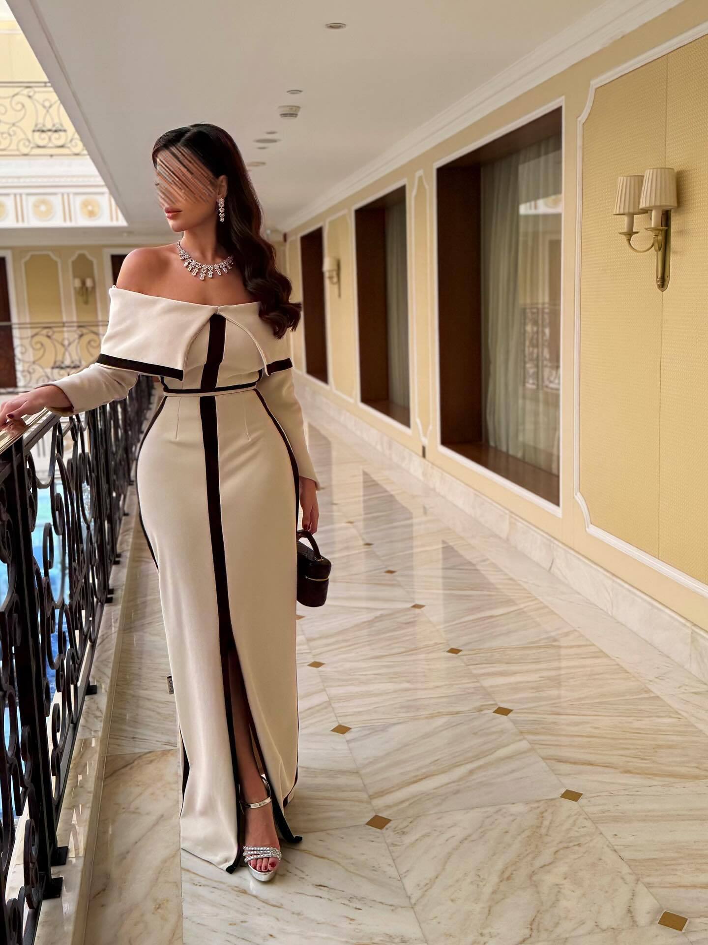 albaricoque Un vestido de noche multicolor de un solo hombro que se ajusta a la figura