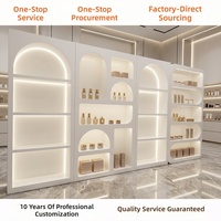 Étagères de présentation modernes OEM personnalisées à niveaux/compartiments, avec éclairage LED intégré, design durable et écologique pour magasins de détail et cosmétiques