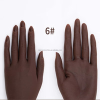 Fournisseur d'ongles Présentoir d'art d'ongles Mannequin en silicone pour ongles en acrylique avec réglage flexible des doigts