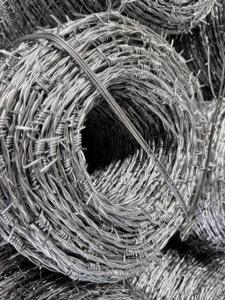 Fournisseurs de clôtures de prison les moins chers 50Kg 500 mètres de treillis métallique en fer barbelé galvanisé à chaud - Product Image 5