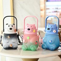 Bouteille d'eau en plastique givrée sans BPA pour enfants, motif ours mignon, grande capacité 900 ml, avec paille et sangle, idéale pour l'école - Nouveauté 2026