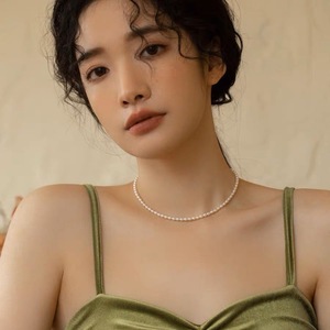 Collier à petites perles de style rétro français avec perles d'eau douce naturelles, collier de clavicule au tempérament léger et luxueux pour femmes - Product Image 5