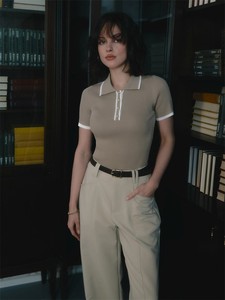 Áo thun nữ cổ chữ V dáng ôm mùa hè Áo thun dệt kim tay ngắn tương phản phong cách tiền cũ áo thường ngày thoáng khí nút - Product Image 4