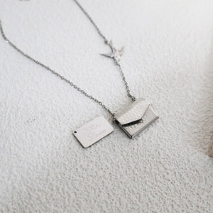 Collier de pigeon volant en acier inoxydable à la mode avec pendentif enveloppe ouvrable plaqué or 18 carats chaîne de clavicule lettre d'amour hirondelle - Product Image 5