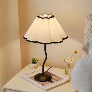 Lámpara de Noche Ajustable de Estilo Retro con Diseño de Pétalos Plisados, Ambiente Femenino Ideal para Instagram, Funciona con Batería - Product Image 3