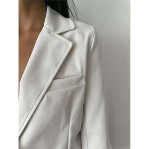 Chaqueta Corta de Cuero Vacuno Blanco con un Solo Botón, Forro de Nailon, Apliques y Decoración de Patchwork, Estilo Occidental para Otoño y Primavera - Product Image 4