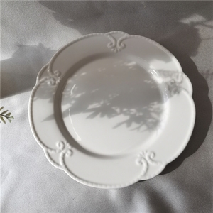 Assiettes à dessert blanches françaises en relief à prix abordable, décorées de fleurs, pour apéritifs et fêtes - Product Image 5