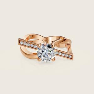 Sofisticado anillo de bodas de Reina con detalles intrincados y estilo clásico, ideal para novias que buscan elegancia real - Product Image 1