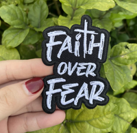 Patch brodé 'Faith Over Fear' avec motif croix chrétienne et symbole de la foi, thermocollant et à coudre, pour casquettes de camionneur, vêtements, sacs à dos et projets DIY