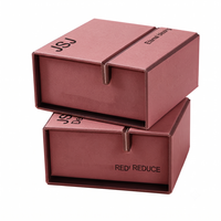 Boîte cadeau rigide rose poudré de luxe avec impression narrative pour la vente au détail de boutiques haut de gamme et l'emballage de cadeaux durables