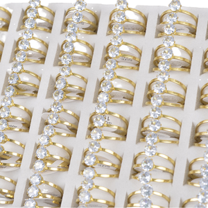 Anillo de Eternidad Geométrico Vintage de Acero Inoxidable Chapado en Oro con Circonita para Mujer, Venta al por Mayor, para Regalos de Boda y Compromiso - Product Image 1