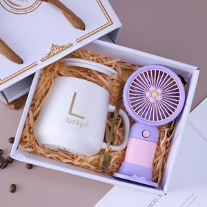 Taza de Cerámica Rosa con Logotipo Personalizado 2026, Set de Regalo con Ventilador Portátil, Letra L Personalizada, Regalo Moderno para el Día de la Madre - Product Image 4